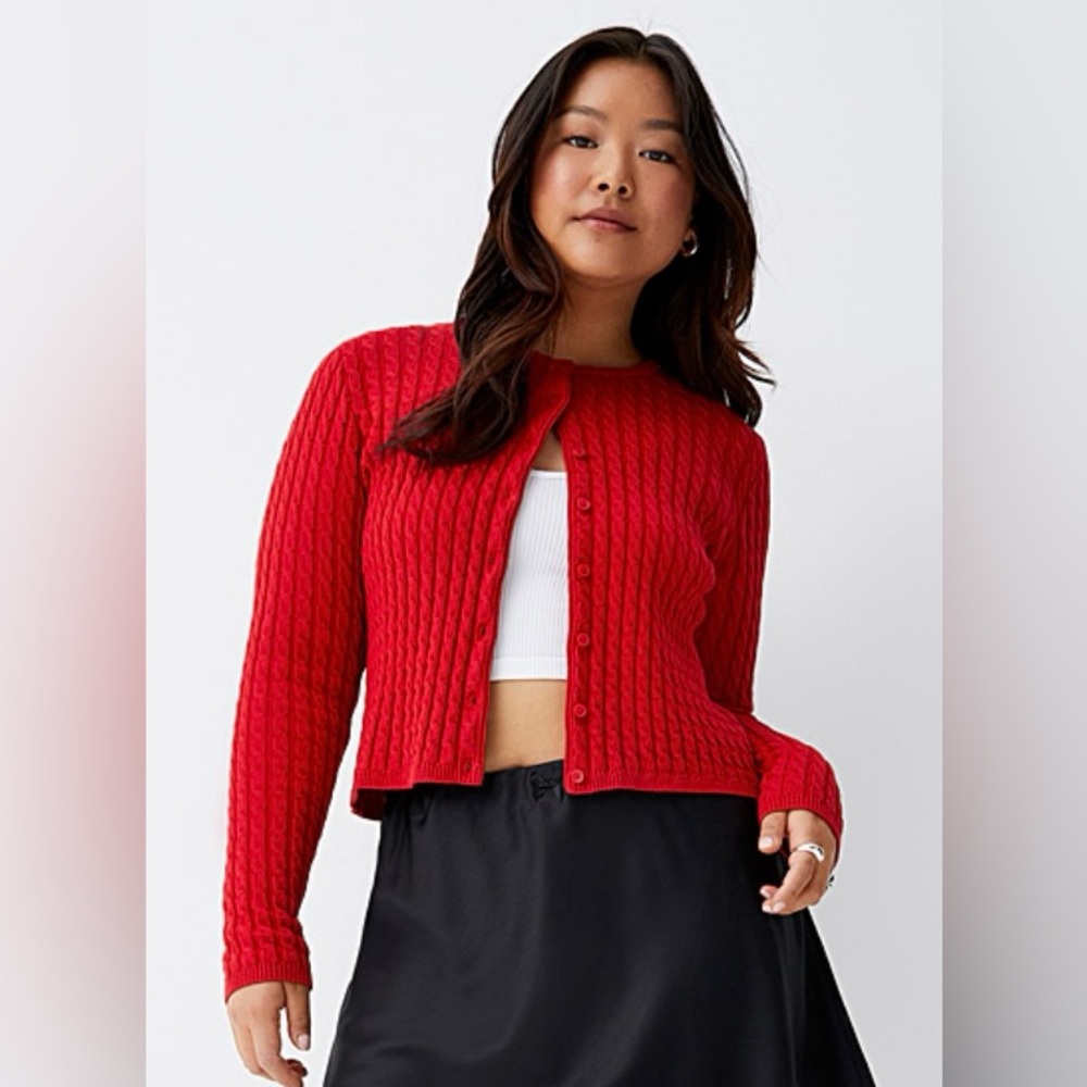 Simons mini-cable button-front cardigan in red
Size- Small